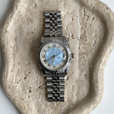 Minimalist Men’s Quartz Watch – Silver Band & Blue Calendar Dial