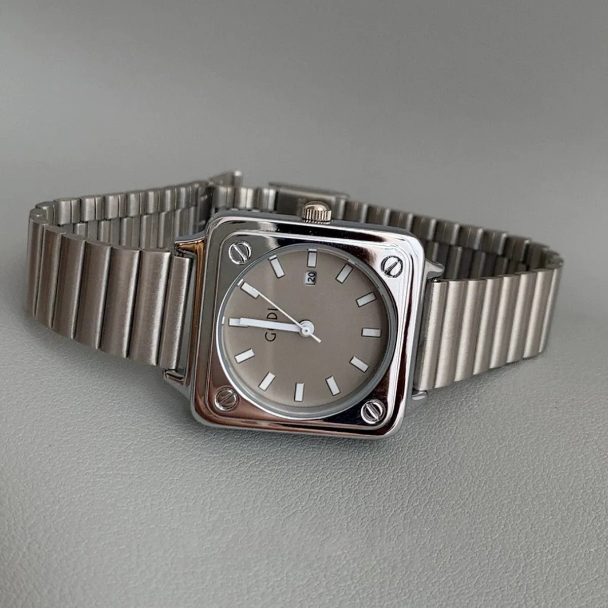 Men’s Quartz Watch – Silver-Grey Square Case with Round Dial, Modern & Sleek