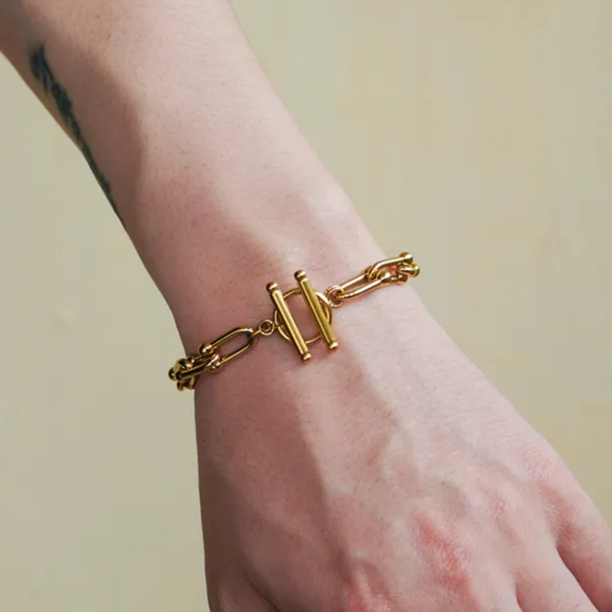 18K Gold Double-Clasp Horseshoe Bracelet