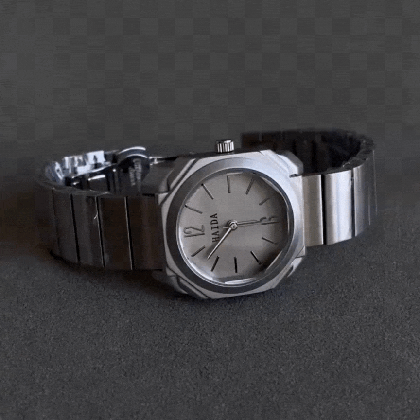 Desert Wasteland-Inspired Men's Quartz Watch – Silver Strap, Compass Dial Aesthetic